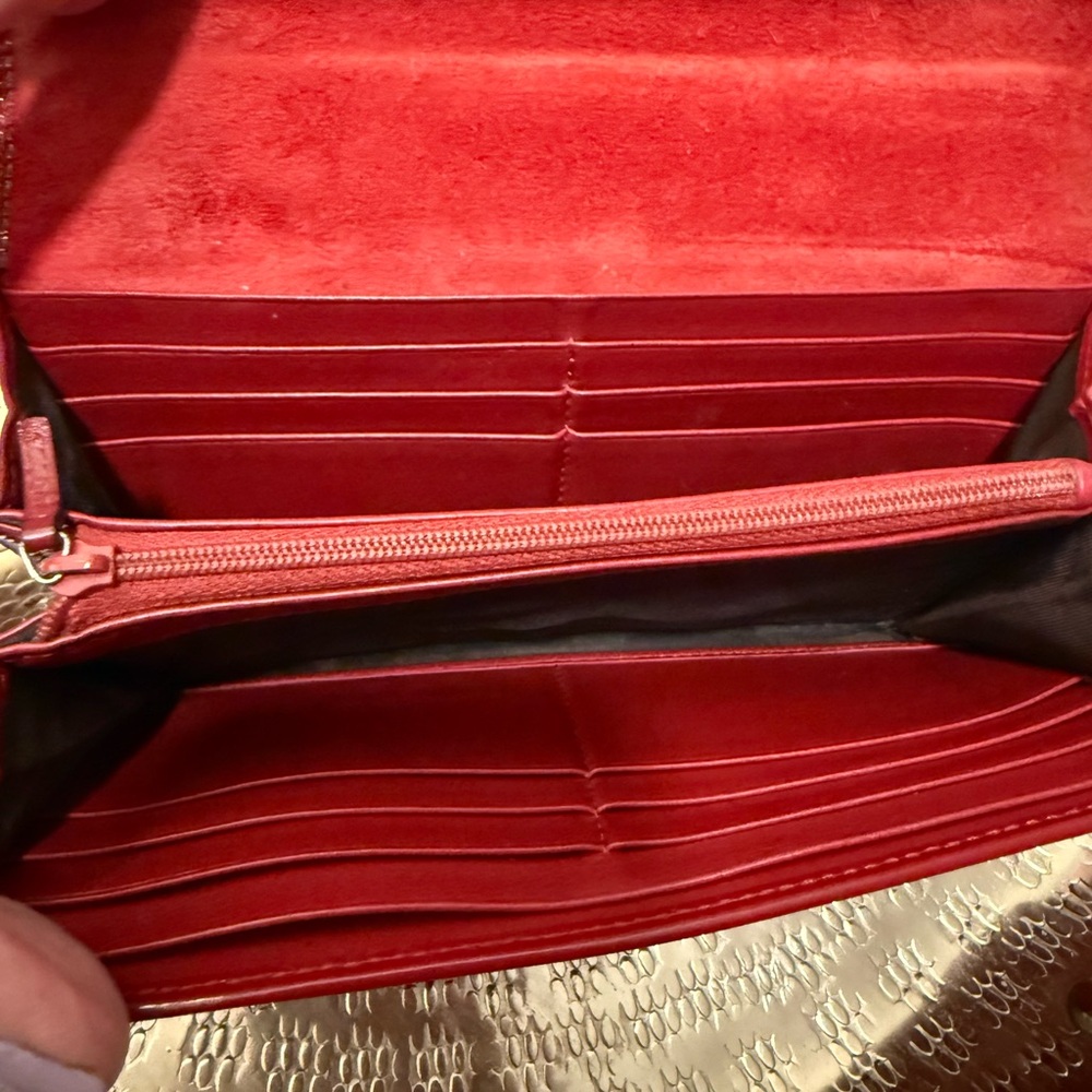 Gucci Red Clutch with Glossy Finish and Fold-Over Design - Picture 9 of 15
